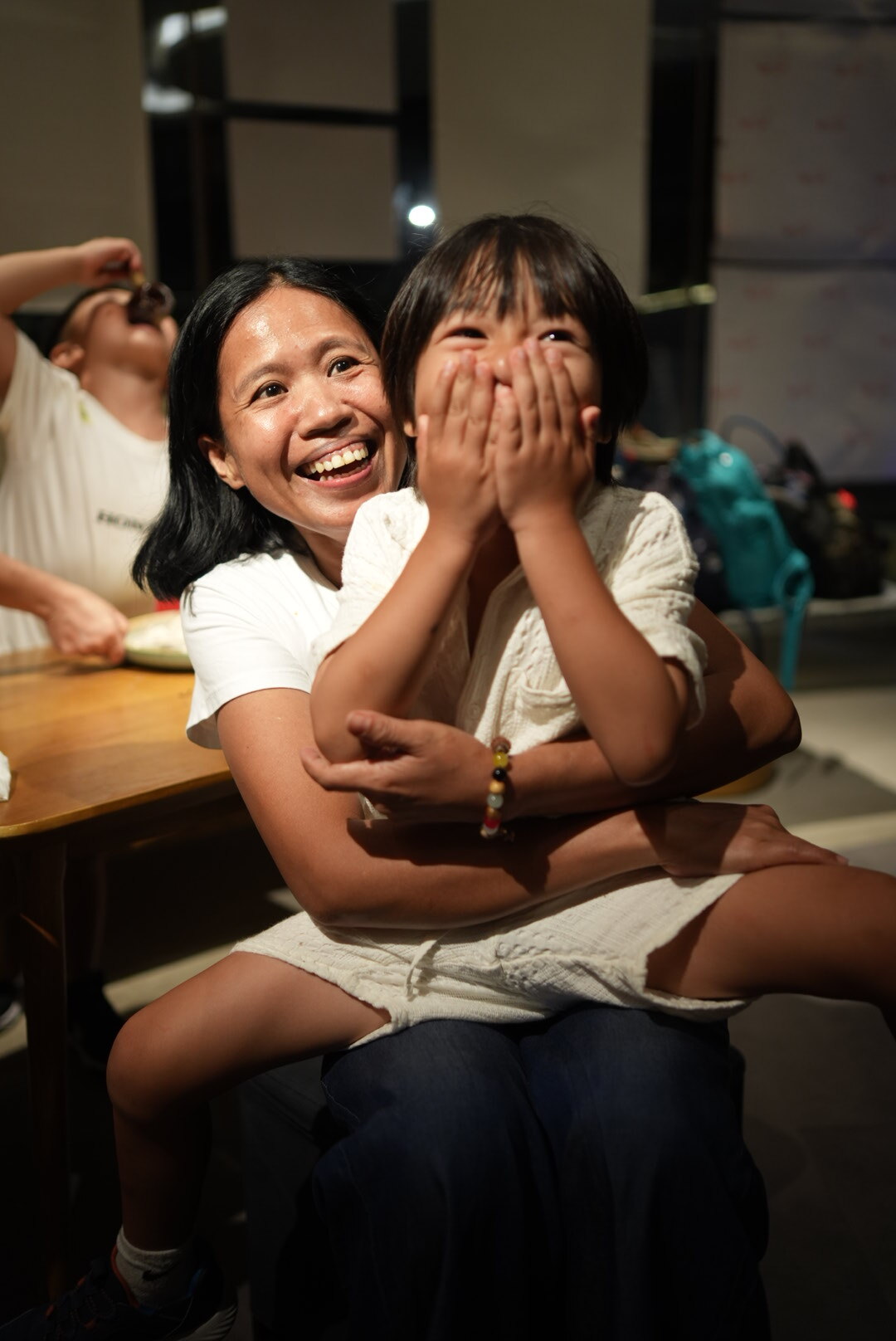 外傭姐姐同小朋友開心笑